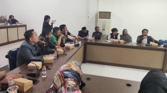 Rapat dengar pendapat (RDP) yang digelar Dewan Perwakilan Rakyat Daerah (DPRD) Polman membahas dugaan penyelewengan beasiswa PIP di ruang aspirasi DPRD Polman, Jumat (4/10/2024), sekitar pukul 14.30 Wita.