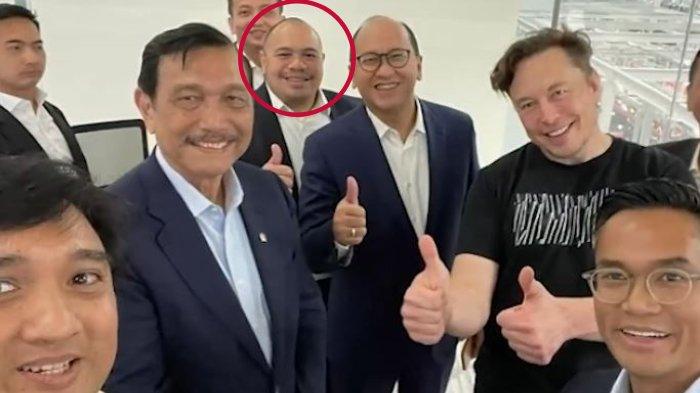 PROFIL PANDU SJAHRIR - Pengusaha sekaligus keponakan Luhut Binsar Pandjaitan, Pandu Sjahrir (lingkaran merah) saat bertemu pebisnis dan inovator AS, Elon Musk di Austin Texas, AS, dibagikan 26 April 2022. Kini, Pandu Sjahrir resmi ditunjuk sebagai Chief Investment Officer (CIO) Danantara, Senin (24/2/2025).