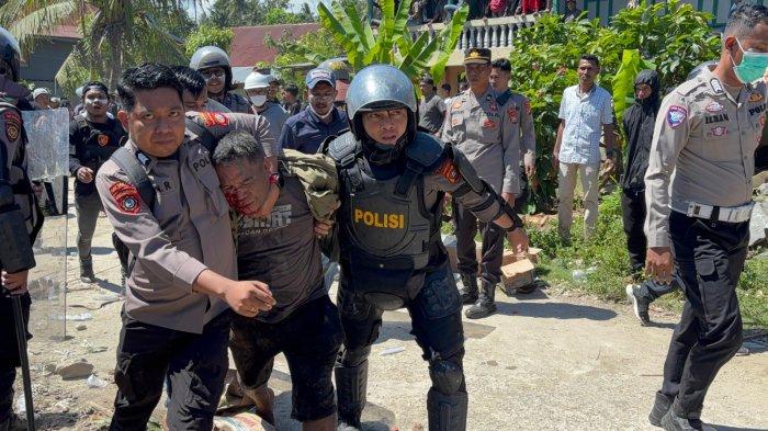 EKSEKUSI LAHAN - Polisi saat mengamankan sejumlah warga yang sempat memberikan perlawanan dengan lemparan batu di Desa Katumbagan Lemo, Kecamatan Campalagian, Kabupaten Polman, Sulbar, berakhir ricuh, Kamis (3/7/2025)