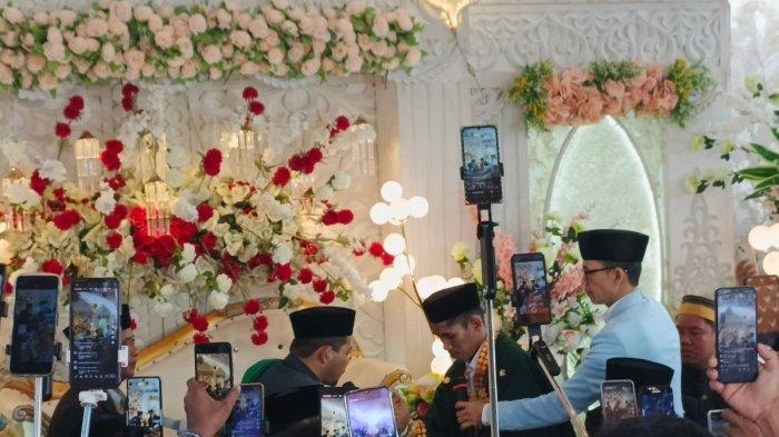 PERNIKAHAN BOJES DAN LIA - Detik-detik Bojes di hadapan Imam Masjid Tanjung Batu, mengucapkan ijab kabul di kediaman mempelai perempuan Lia, Lingkungan Tanjung Batu, Kecamatan Banggae Timur, Kabupaten Majene,Sulbar, Minggu (23/2/2025). Pernikahan Bojes dan Lia berlangsung meriah diantar 150 mobil.