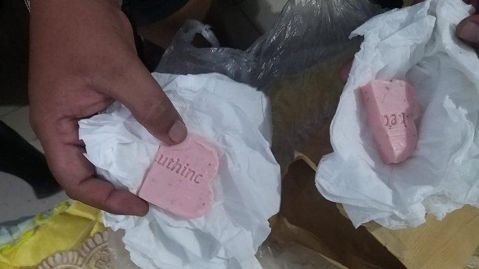 Dua barang bukti berupa sabun yang dibungkus dengan tissu