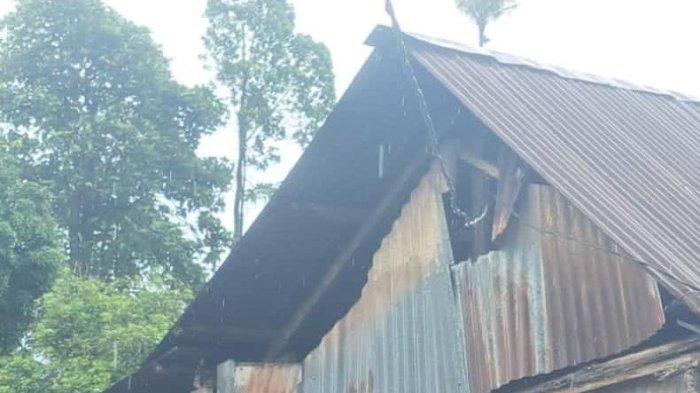 TERSENGAT LISTRIK - Dua warga di Dusun Batupapan, Desa Bambu, Kecamatan Mamuju, Kabupaten Mamuju, Sulawesi Barat tewas tersengat listrik pada Selasa (1/4/2025).