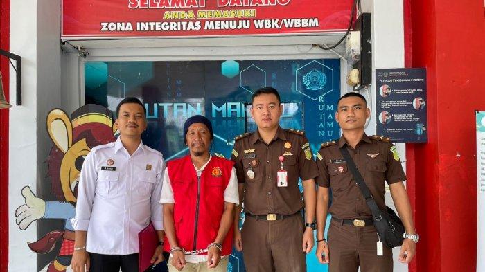 Terpidana Kepala Puskesmas Ranga-Ranga Hamzah (rompi merah) saat di bawa petugas Kejari Mamuju ke Rutan Kelas IIB Mamuju (Kejari Mamuju)