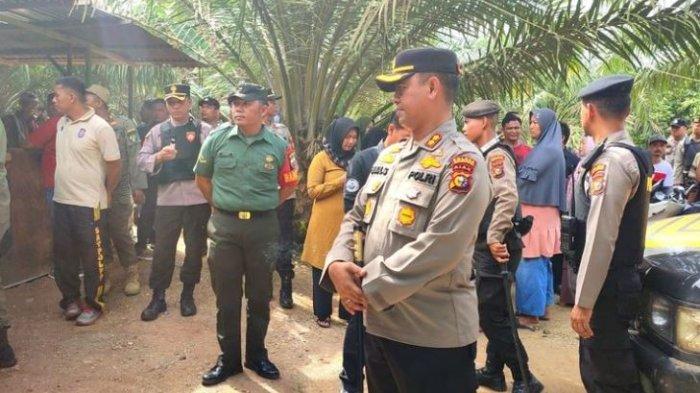 Petugas gabungan menyegel dan membongkar kafe remang-remang di Kecamatan Rambah Hilir, Kabupaten Rokan Hulu (Rohul), Riau, Kamis (27/7/2023).