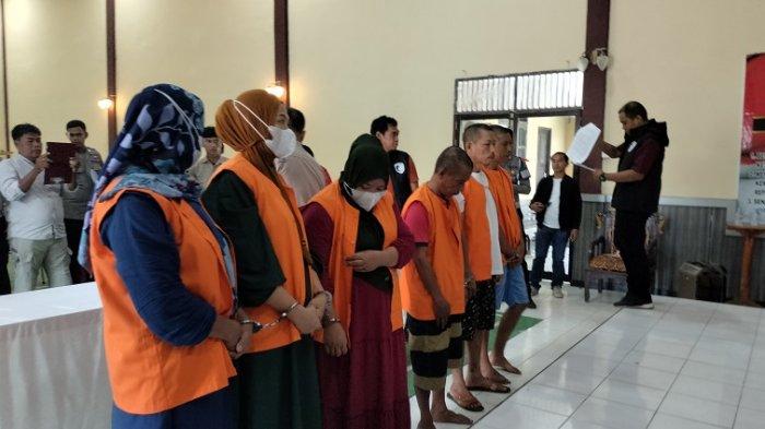 Enam penipu gadai sawah bodong saat hadir di aula Polres Polman Jl Ratulangi Kelurahan Pekkkabata, Sabtu (30/12/2023).
