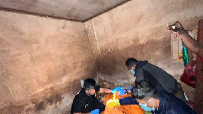 Evakuasi - Tim Medis melaksanakan evakuasi jenazah Abdul Majid (70) pensiunan TNI yang ditemukan meninggal dengan kondisi mengenaskan, tinggak menyisakan kerangka di kediamannya di Lingkungan Talumung, Kelurahan Tande Timur, Kecamatan Banggae Timur, Kabupaten Majene, Sulawesi Barat pada Rabu (29/1/2025) sekitar pukul 15.00 WITA. Korban pertama kali ditemukan anaknya yang bernama Deddy Purwanto