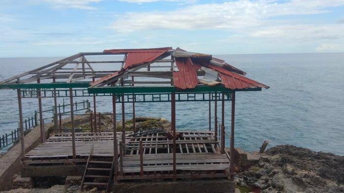 Gazebo di Pantai Dato Majene rusak parah tak terurus di Dusun Pangale, Kelurahan Baurung, Kecamatan Banggae Timur, Kabupaten Majene, Provinsi Sulawesi Barat (Sulbar), Minggu (2/6/2024).