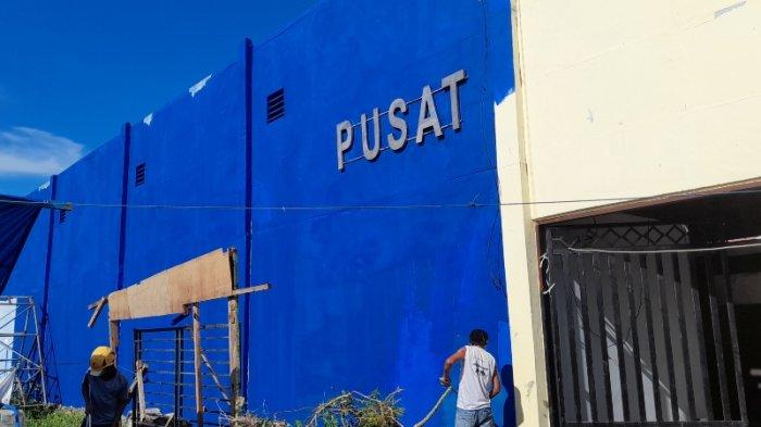 Gedung pusat oleh-oleh Pasar Baru Mamuju, Jl Andi Makassau, Kelurahan Karema, Mamuju, Sulawesi Barat (Sulbar), mulai dicat, Senin (3/7/2023).