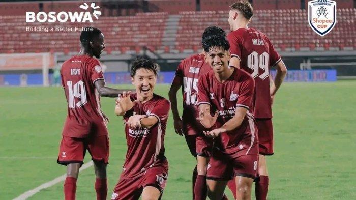 SELEBRASI GOL- Gelandang PSM Makassar, Daisuke Sakai dan Ananda Raehan selebrasi gol usai menjebol gawang Dong A Thanh Hoa di Stadion Kapten I Wayan Dipta, Gianyar, Bali, Rabu (5/2/2025) malam. PSM menang 3-0 dari Thanh Hoa. (ISTIMEWA/ofisial PSM)
