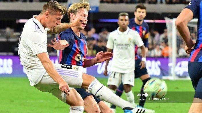 Gelandang Real Madrid, Tony Kross berduel dengan pemain Barcelona, Frenkie de Jong selama pertandingan sepak bola persahabatan internasional. Keseruan big match Real Madrid vs Barcelona dapat disaksikan secara live streaming Vidio.com dan beIN Sports, Minggu (16/10/2022) pukul 21.15 WIB.(Ist)