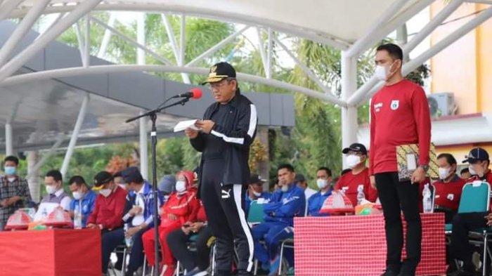Gubernur Sulbar Andi Ali Baal Masdar menyampaikan smabutan pada pembukaan Popda Sulbar di Lapangan Pancasila Polewali Mandar.