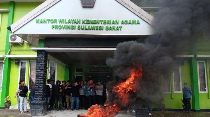 HMI Manakarra demo di kantor kemenag Sulbar, Jl H Abd Malik Pettanna Endeng, Rangas, Mamuju, pada Kamis (7/3/2024).