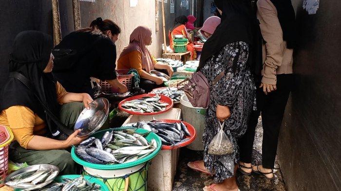 HARGA IKAN - Suasana Pasar Lama Mamuju Jl Abdul Syakur Kelurahan Karema, Kecamatan Mamuju, Sulawesi Barat (Sulbar), Sabtu (8/2/2025). Harga ikan di Pasar Lama Mamuju mengalami penurunan.
