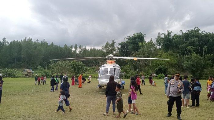 Helikopter membawa Kapolda Sulbar mendarat di Stadion Lambanan, Kecamatan Mamasa, Kabupaten Mamasa, Jumat (19/4/2024) dikerumuni warga.