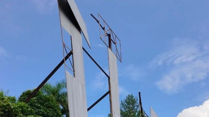 Huruf Mamuju City rusak - Sejumlah huruf Mamuju City sign yang merupakan ikon Kota Mamuju ini sudah tidak lengkap. Bahkan huruf 'A' tak terbentuk lagi. Lempengan di kerangka huruf 'A' nya sudah hilang.