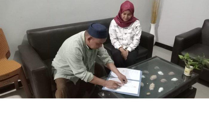 I Gusti Ayu Inggrit WB saat mengajukan pengunduran dirinya kepada Ketua DPD PKS Mamuju Tengah, Al Habsy, Senin (3/7/2023).