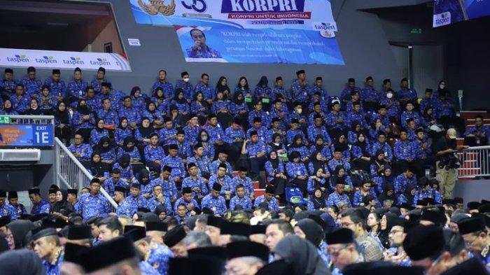 GAJI KE-13 ASN - Sejumlah ASN yang menghadiri acara Puncak Peringatan HUT ke-53 KORPRI Tahun 2024, di Jakarta, Jumat (29/11/2024).