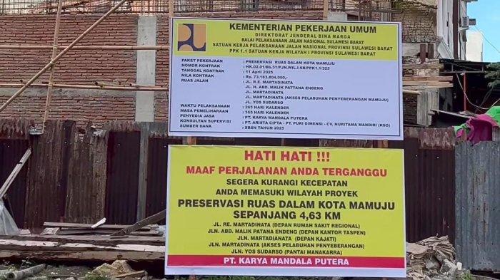 Papan Bicara - Papan Bicara perbaikan jalan yang dipasang PT Karya Mandala Putera, konotraktor yang ditunjuk untuk memperbaiki ruas jalan rusak di dalam kota Mamuju. Sejumlah ruas jalan mulai Jl RE Martadinata hingga Jl Yos Sudarso dan Jl Abdul Malik Pattana Endeng Diperbaiki