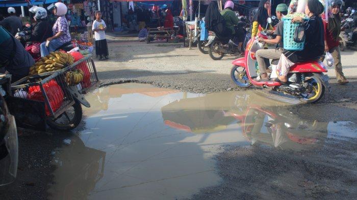 Warga Keluhkan Jalan Rusak Bak Kubangan Kerbau di Pasar Tradisional
