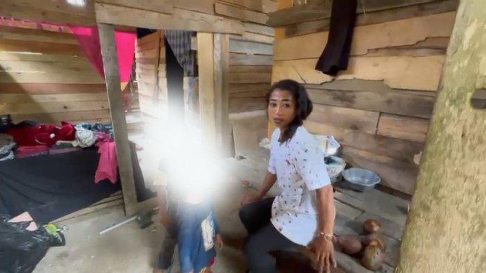 KISAH PILU - Janda dua anak Hasrianti (32) tinggal di rumah tidak layak huni bersama dua anaknya bernama Ramadan (8 tahun) dan Aisyah (5 tahun) di Kabupaten Polman, Sulbar, Kamis (20/2/2025). Mereka tinggal bertiga di rumah semi permanen berukuran kurang lebih 4x4 meter di Lingkungan Gernas, Kelurahan Madatte, Polewali.