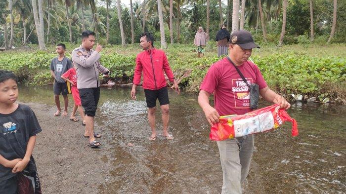 PENEMUAN MAYAT BAYI - Polisi mengevakuasi mayat bayi yang ditemukan tiga anak SD di muara Sungai Dayangina, Kecamatan Tapalang, Kabupaten Mamuju, Sabtu (22/2/2025) sore.Polisi saat ini sedang mencari orangtua dan pelaku yang membuang mayat bayi tersebut.