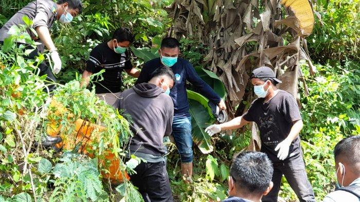 Jasad korban saat dievakuasi polisi dari dalam hutan jati Jl Soekarno Hatta, Kelurahan Karema, Kecamatan Mamuju, Kabupaten Sulawesi Barat (Sulbar), Selasa (13/8/2024) pagi.