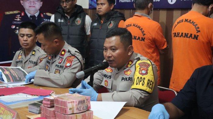 Kapolres Mamasa AKBP Agus Dwiyanto saat memberi keterangan terkait kasus korupsi bantuan gempa mamasa