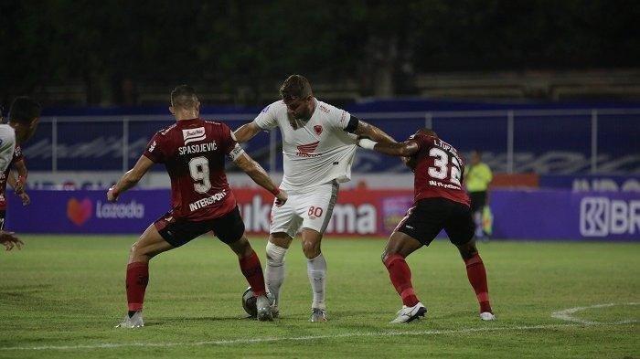 Kapten PSM Makassar, Wlijan Pluim, saat dijaga dua pemain Bali United pada laga lanjutan pekan ke-23 Liga 1 Indonesia 2021/2022, Senin (7/2/2022) malam.(Ist)