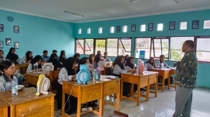 Kegiatan Sosial promosi UT Majene di Sekolah menengah di Kota Majene, Sulawesi Barat