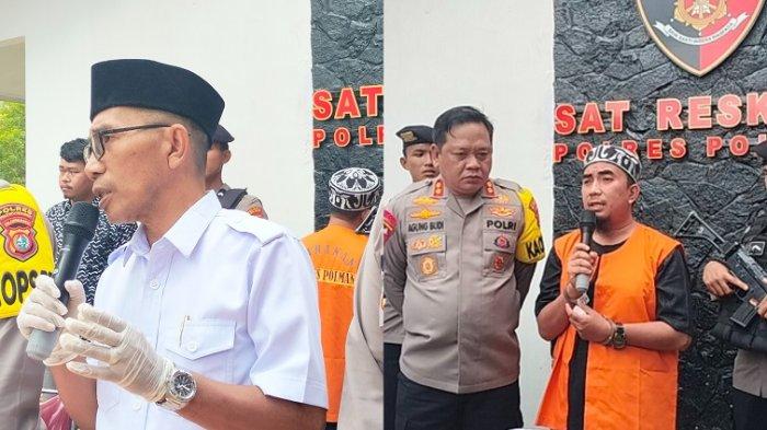 Kepala Kemenag Polman, Imran K.Kesa (pegang mick) saat hadir di konferensi pers di Mapolres Polman Jl Ratulangi, Kelurahan Pekkkabata, Selasa (10/7/2023).