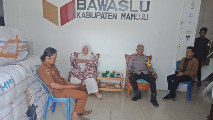 Kepala Puskesmas Ranga-Ranga Hamzah (Pakaian Dinas) saat berada di Kantor Bawaslu Mamuju, Jl Ks Tubun, Kelurahan Rimuku, Mamuju, Sulawesi Barat (Sulbar), Senin (30/9/2024).