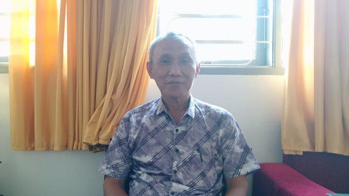 Kepala Sekolah SMKN 2 Majene, Drs Nurdin Sanuddin, di ruang kerjanya, Sabtu (13/1/2024) pagi.