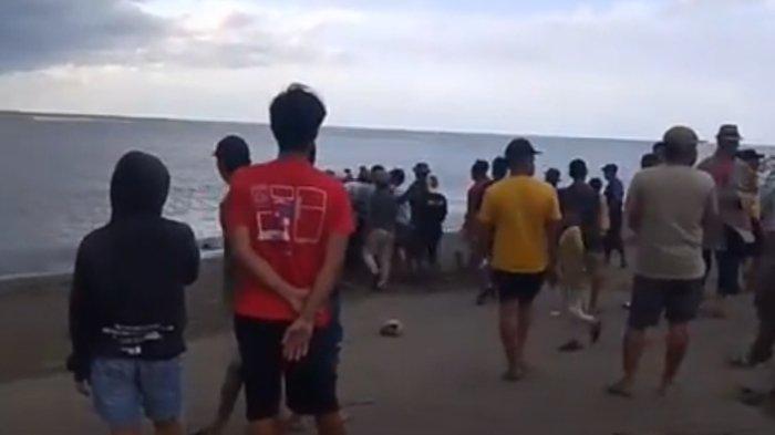 Sejumlah masyarakat terlibat keributan di Muara Sungai Budong-budong, Desa Budong-budong, Kecamatan Topoyo, Kabupaten Mamuju Tengah, Sulawesi Barat, Jumat (20/12/2024).