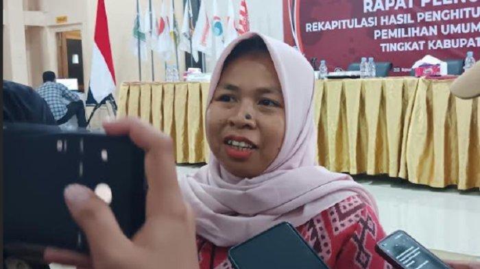 Ketua KPU Mamuju, Indo Upe saat ditemui awak media usai pembukaan rapat pleno terbuka rekapitulasi hasil penghitungan perolehan suara tingkat kabupaten Mamuju di aula asrama haji, Jl Mustafa Katjo, Simboro, Rabu (28/2/2024).