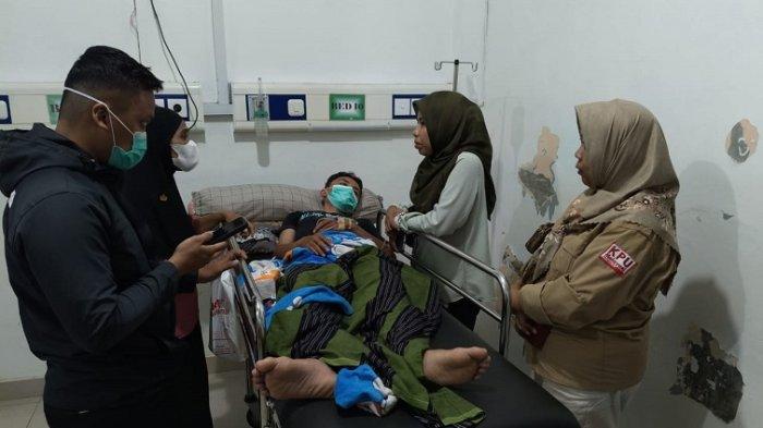 Ketua KPU Polman Nurjannah Waris (jilbab army) saat mengunjungi anggota penyelenggara pemilu terbaring sakit lantaran kelelahan, Sabtu (17/2/2024) kemarin.