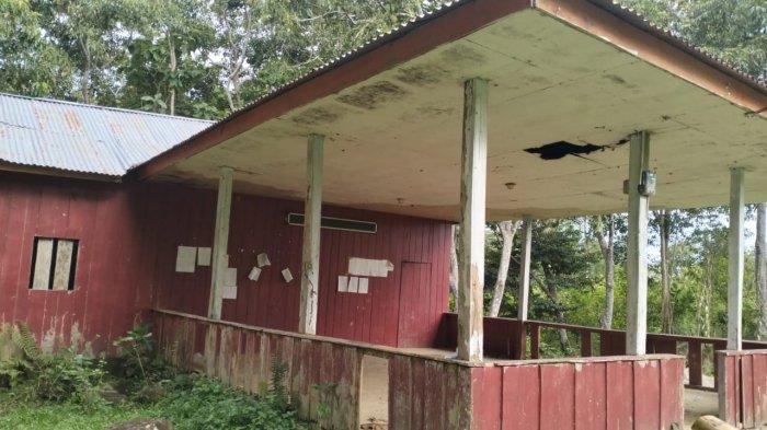 KANTOR DESA LENGGO - Kondisi Kantor Desa Lenggo, Kecamatan Bulo, Kabupaten Polewali Mandar (Polman), Sulawesi Barat (Sulbar) memprihatinkan lantaran rusak parah, Kamis (13/3/2025). Video kondisi kerusakan kantor desa ini pun viral di media sosial setelah direkam warga setempat. 