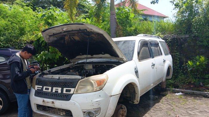 KENDARAAN DINAS - Kondisi Randis merek Ford tahun keluaran 2011. Berdasarkan temuan Badan Pemeriksa Keuangan (BPK), mobil ini memiliki nilai sebesar Rp 411 juta. Namun, saat ditarik, kondisinya sangat memprihatinkan, Rabu (16/4/2025).