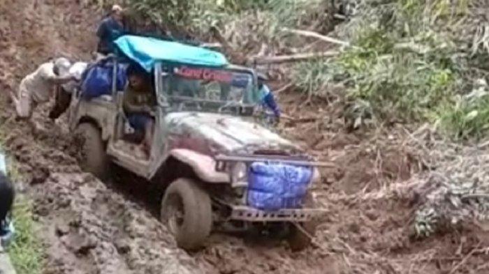 Kondisi akses jalan rusak parah di Desa Kopeang, Kecamatan Tapalang, Kabupaten Mamuju, Sulawesi Barat (Sulbar).