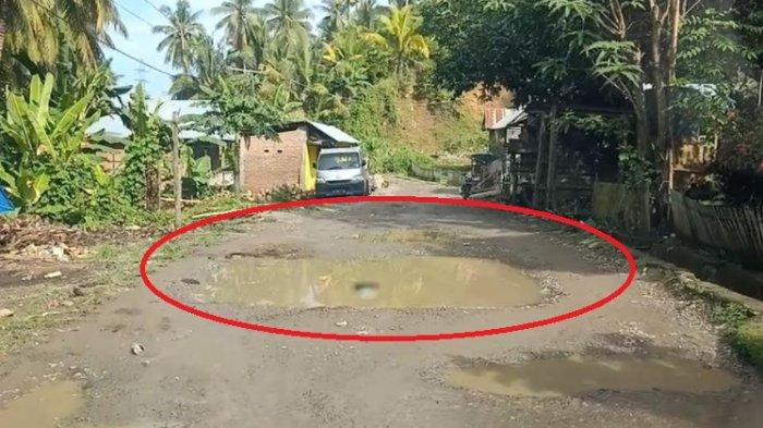 Kondisi jalan poros Desa Tallambalao, Majene, Sulawesi Barat, Kamis (10/6/2021)