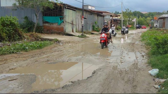 Kondisi jalan samping Rektorat Unsulbar becek dan berlubang di Jl. Poros Majene - Mamuju, Kelurahan Baurung, Kecamatan Banggae Timur, Kabupaten Majene, Provinsi Sulawesi Barat (Sulbar) Jumat (31/5/2024).