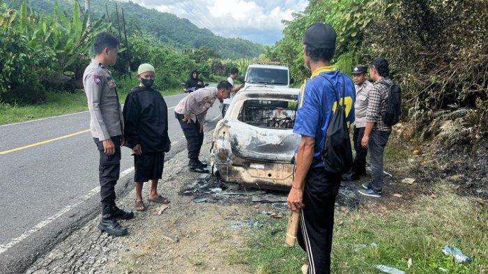 Polres Majene - Kondisi sebuah minibus Datsun Go Panca dengan nomor polisi DD 1045 HM dilalap si jago merah di Dusun Batu Lotong, Desa Sulai, Kecamatan Ulumanda, Kabupaten Majene, Kamis (17/4) sekitar pukul 05.00 WITA. Kebakaran diduga dipicu oleh korsleting listrik pada sistem audio kendaraan