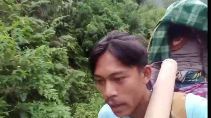 Tangkapan layar video viral warga tandu pria sakit sepanjang 48 km.