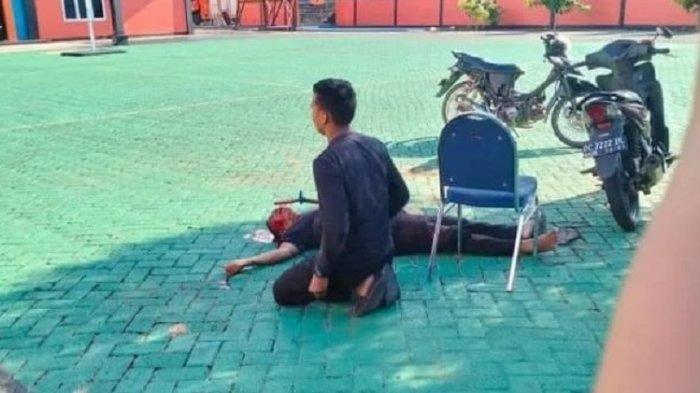 Korban Z terkapar usai ditikam di halaman Kantor Basarnas Mamuju