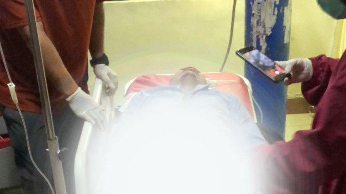 Pasien Ditolak RSUD Sulbar - Korban kecelakan Hendra saat tiba di RS Bhayangkara Mamuju, Senin (21/4/2025). Hendra dilarikan ke RSUD Sulawesi Barat dalam kondisi kritis menggunakan mobil pickup sekitar pukul 17.21 WITA.