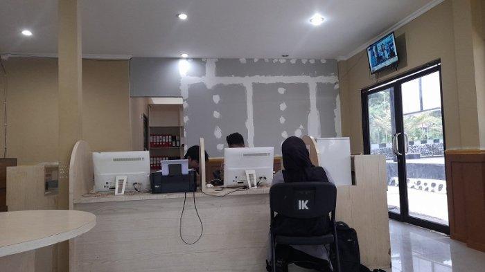 Korban saat berada di SPKT Polda Sulbar Jl Aiptu Nurman, Kelurahan Mamunyu, Kecamatan Mamuju, Kabupaten Mamuju, Sulbar, Kamis (14/3/2024). Ia melaporkan Kepala Kanwil Kemenag Sulbar Syafruddin Baderung atas kasus dugaan pelecehan seksual.