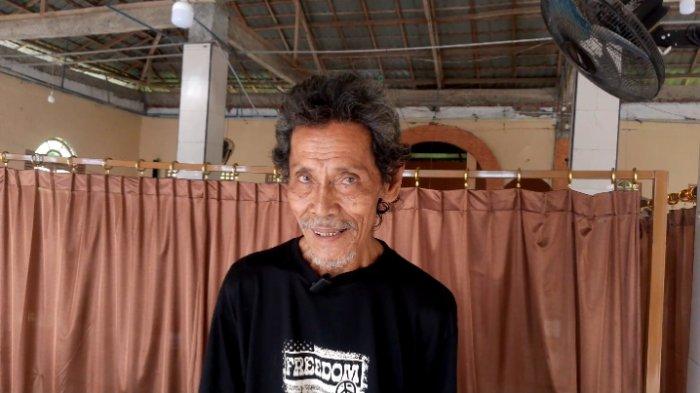 KISAH INSPIRATIF - Kursi (65) imam tua di Masjid Al Kautsar Desa Tampaure, Pasangkayu saat diwawancarai, Jumat(4/4/2025), lelaki itu telah 16 tahun berprofesi sebagai imam, dengan upah Rp 1 juta 50 ribu per tiga bulan.