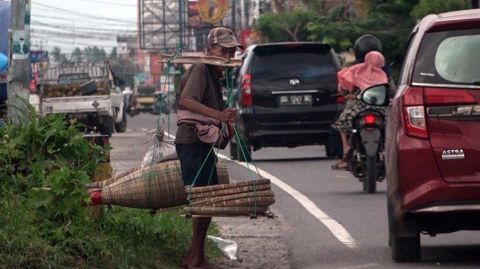 Lansia bernama Jalang (75) berjuang hidup dengan cara berjualan di Jl Gatot Subroto, Kelurahan Sidodadi, Kecamatan Wonomulyo, Polman, Jumat (3/1/2025).