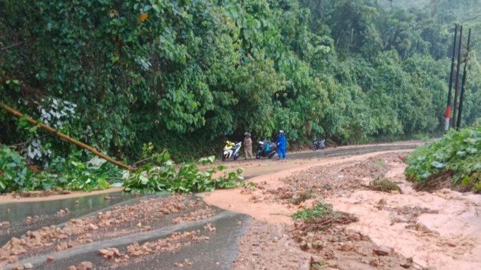 TANAH LONGSOR  di Karossa - Longsor terjadi di Dusun Salubarana, Desa Lara, Kecamatan Karossa, Kabupaten Mamuju Tengah, Sulawesi Barat, Jumat (20/6/2025). Akibatnya, material longsor menutupi badan jalan sehingga menyebabkan macet total. (BPBD Mateng for Tribun)