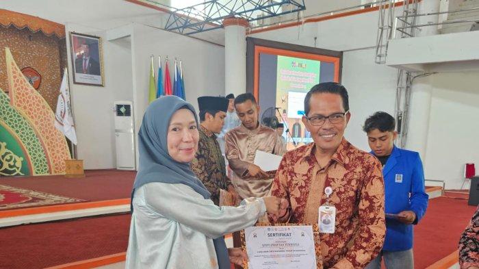 Penyerahan Sertifikat - Direktur UT Majene, Devi Ayuni menyerahkan sertifikat kepada perwakilan Universitas terbuka yang sukses meraih predikat terbaik di ajang Musabaqah Tilawatil Qur’an Mahasiswa (MTQM) Internasional se-Asia Tenggara Tahun 2025, yang berlangsung selama empat hari, mulai Senin, 16 Juni hingga Kamis, 19 Juni 2025 di Gedung Balairung UNJA, Mendalo, Provinsi Jambi.