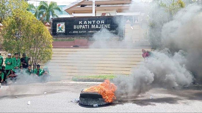 Mahasiswa blokade jalan dan membakar ban di depan kantor Bupati Majene, Kamis (14/12/2023). Dalam aksinya mereka menuntut agar Pemkab majene menuntaskan persoalan akses jalan masuk ke kampus STAIN Majene